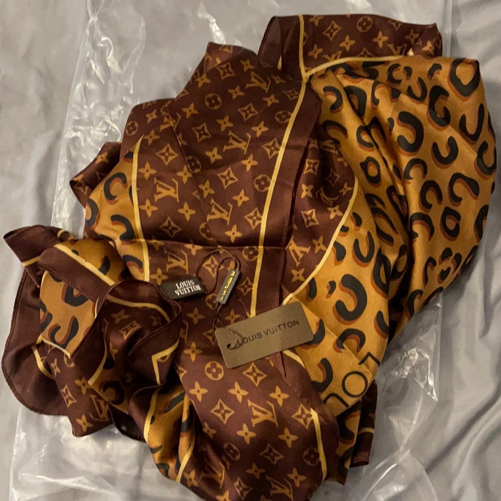 LV scarf